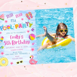 Könnte beinhalten: Eine Einladung zur Poolparty mit dem Text "It's a Pool Party" und Details für Emilys 5. Geburtstag. Die Einladung enthält ein Foto eines Mädchens in einem Pool mit einem gelben Schwimmring und herzförmigen Sonnenbrillen.