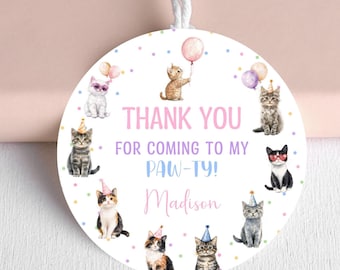 Könnte beinhalten: Ein runder Party-Geschenkanhänger mit einem Aquarelldesign mit mehreren Cartoon-Katzen, die Partyhüte und Sonnenbrillen tragen. Auf dem Anhänger steht "THANK YOU FOR COMING TO MY PAW-TY!" mit dem Namen "Madison" darunter.