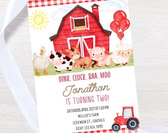 Puede incluir: Una invitación de cumpleaños con temática de granja con un granero rojo, animales de granja y un tractor rojo. La invitación incluye el texto "OINK, CLUCK, BAA, MOO" y "¡Jonathon cumple dos años!" con detalles del evento.