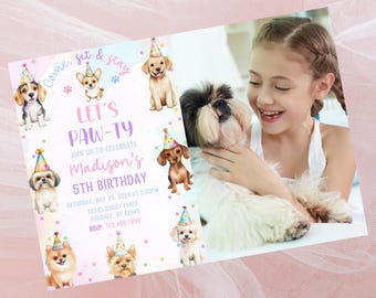 Könnte beinhalten: Eine Geburtstagseinladung mit dem Text "Let's Paw-ty" und "Madisons 5. Geburtstag". Die Einladung zeigt Aquarellillustrationen verschiedener Hunderassen mit Partyhüten. Ein junges Mädchen hält einen flauschigen Hund.