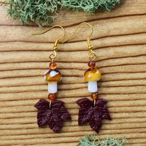 Handgemachte Ohrringe aus Ahornblatt, Pilz und Karneol aus Polymer-Ton und Glas Boho Schmuck