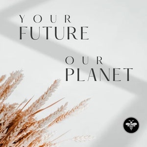 Może przedstawiać: Minimalistyczny design ze słowami "YOUR FUTURE OUR PLANET" w czarnym tekście. Suszone kłosy pszenicy znajdują się w lewym dolnym rogu. Czarno-białe logo pszczoły znajduje się w prawym dolnym rogu.