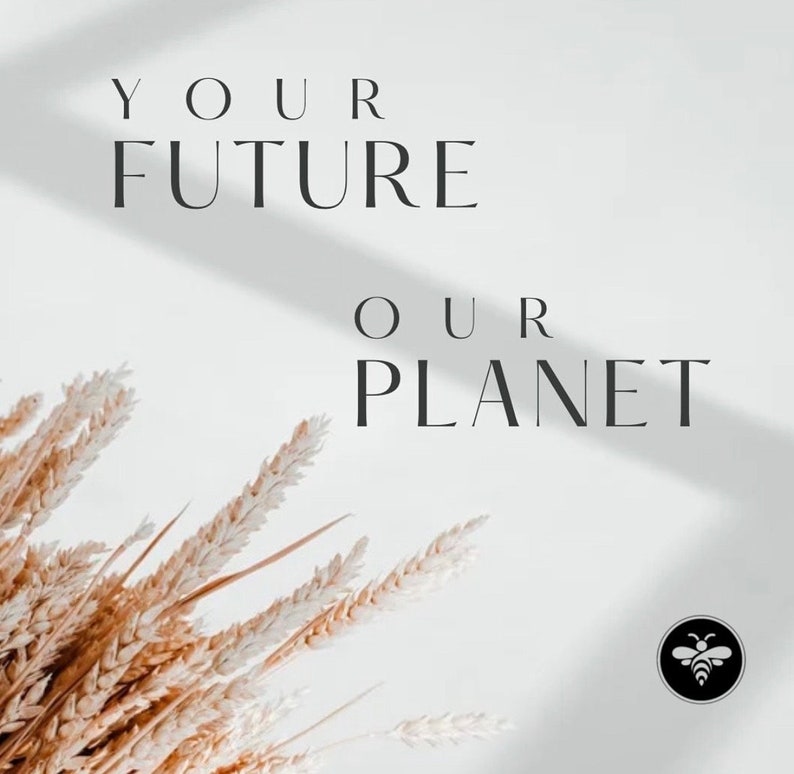 Może przedstawiać: Minimalistyczny design ze słowami "YOUR FUTURE OUR PLANET" w czarnym tekście. Suszone kłosy pszenicy znajdują się w lewym dolnym rogu. Czarno-białe logo pszczoły znajduje się w prawym dolnym rogu.