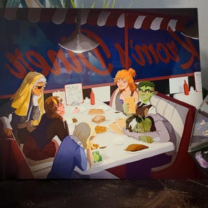 Puede incluir: Un grupo de amigos están sentados en un puesto de comida rápida, comiendo y hablando. El restaurante está decorado con rayas rojas y blancas y tiene un letrero que dice "Frank's Diner".