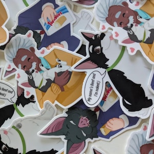 Puede incluir: Una colección de pegatinas coloridas con personajes de dibujos animados. Las pegatinas representan a una persona sosteniendo un perro, un perro con un bocadillo y un aperitivo. El texto en el bocadillo dice: "My name's Beef and I'm naked:)".