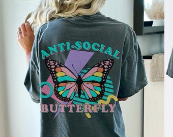 Anti-Soziale Schmetterling Komfort Farben Grafik T-Shirt vorne und hinten