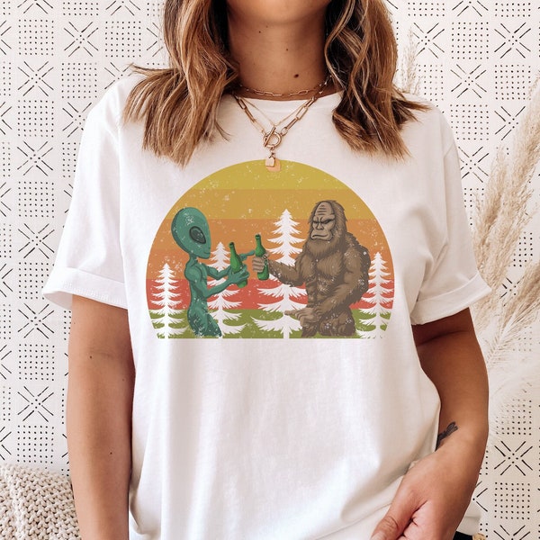 Unisex Retro Bigfoot en Alien Shirt met Vintage Vibe, Funny Sasquatch Shirt, Bigfoot en Alien Drinking Beer Tee, Cadeau voor hem of haar