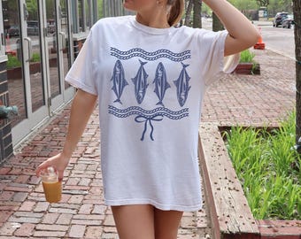 Camiseta estética de pescador con sardinas, camiseta estética costera, camiseta de verano, camiseta de playa, camiseta inspirada en el océano y la vida en el lago