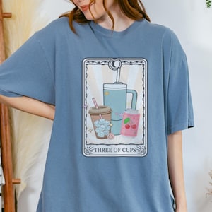 Camiseta para amantes de bebidas, bebida fofa, café gelado, garrafa de água, três xícaras, carta de tarô, presente vintage para alguém que ama bebidas