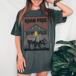 Roam Free Stay Wild Comfort Colors Camiseta gráfica