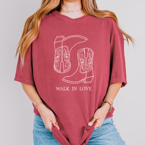 Walk In Love western christelijk inspirerend shirt cowboylaarzen zuidelijk T-shirt cowgirl-stijl cadeau country western esthetiek bijbelvers T-shirt