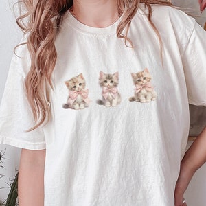 Coquette Shirt Drei kleine Kätzchen Komfortfarben Shirt, niedliche Cottagecore Katzen im Coquette-Stil mit rosa Bögen Graphic Tee Grandmacore Tee