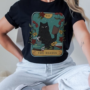 Camiseta gráfica The Reader Black Cat Tarot Card Vintage Vibe