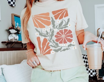 Retro Flowers Shirt, Artsy Wavy Floral Comfort Colors Boxy Crop Graphic Tee