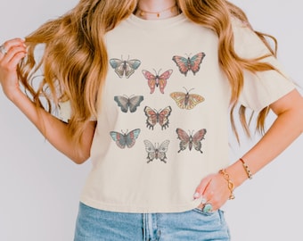 Camiseta corta con estampado de mariposas vintage en colores cómodos