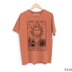 T-shirt graphique Sun Tarot Card Comfort Colors