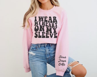 Custom I Wear My Heart On My Sleeve Sweatshirt Mit personalisierten Namen auf dem Ärmel, Trendy Retro Vibe Rundhalsausschnitt