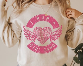 I Run A Girl Gang Crewneck Sweatshirt For Girl Moms, Gift For Mom Of Daughters, Girl Mama Sweatshirt, Cute Vintage Vibe Mom Crewneck