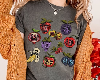 Dunkles CottageCore Botanischer Schädel Komfort Farben Grafisches T-Shirt Goblincore Gothic Obst-Skelett-Schädel