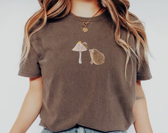 Camisa de caracol y champiñones erizo de acuarela, camiseta gráfica Cottagecore Comfort Colors, linda y simple camisa amante de los animales con ambiente vintage