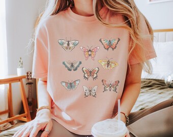 Camiseta corta con estampado de mariposas vintage y colores cómodos