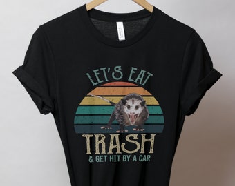 Lasst uns Müll essen und von einem Auto angefahren werden Lustiges Retro Vibe Opossum Shirt