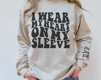 Individuell ich trage mein Herz auf meinem Ärmel Sweatshirt mit personalisierten Namen auf dem Ärmel, Trendy Retro Vibe Crewneck