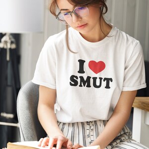Camicia I Heart Smut, camicia amante dei libri piccanti, regalo alla moda divertente per il lettore di libri romantici