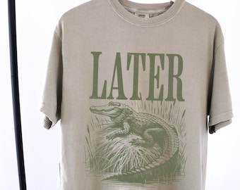Later Gator Shirt | Komfort Farben Graphic Tee | Lustiges Retro T-Shirt mit Alligator | Südliche Slang-Hemd | Vintage Style Unisex T-Shirt