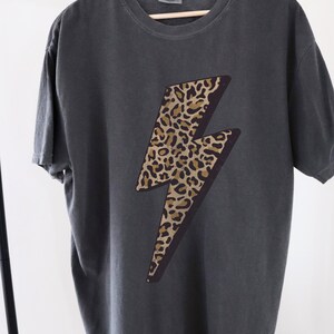 Koszulka damska z nadrukiem w panterkę i błyskawicę, modna, neutralna koszulka z grafiką, odważna koszulka w stylu boho, wygodna, codzienna, wygodna bluzka w kolorze Pepper