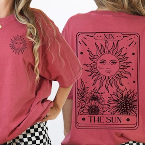 The Sun tarotkaart voor- en achterkant comfortkleuren grafisch T-shirt