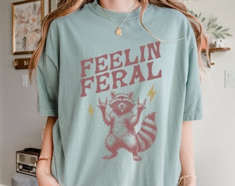 Feelin Feral おもしろアライグマシャツ、Comfort Colors グラフィック T シャツ