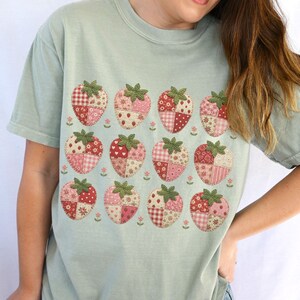 Patchwork Erdbeere Shirt | Komfort Farben Erdbeere Tee | Cottagecore T-Shirt | Vintage Quilt inspiriertes grafisches T-Shirt | Sommer Erdbeer Tee
