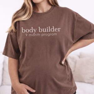 Chemise programme de 9 mois Body Builder, chemise grossesse rigolote, t-shirt faire-part de maternité, future maman, cadeau baby shower, t-shirt femme enceinte