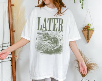 Later Gator Shirt | Komfort Farben Graphic Tee | Lustiges Retro T-Shirt mit Alligator | Südliche Slang-Hemd | Vintage Style Unisex T-Shirt