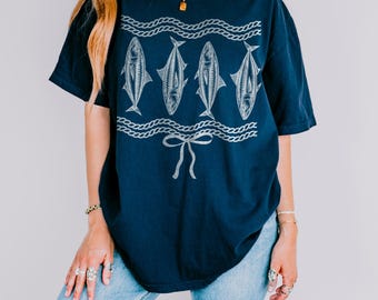 Camiseta estética de pescador con sardinas, camiseta estética costera, camiseta de verano, camiseta de playa, camiseta inspirada en el océano y la vida en el lago
