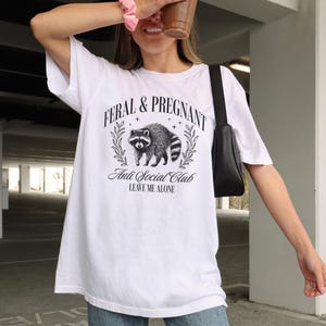 Dzikie i w ciąży Antyspołeczny klub Zabawna koszulka ciążowa Dzikie szopy Modny T-shirt Humor ciążowy Prezent dla przyszłej mamy