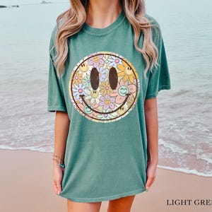 Smile Face Shirt Floral Happy Face Sweatshirt Cute Summer T-shirt Inspirational Gift Trendy Happy Face Crewneck Boho Floral Retro T-shirt