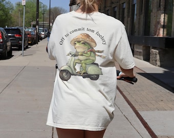 Camiseta de rana estilo cottagecore con estampado de rana en la espalda, estética caprichosa, regalo divertido de rana en scooter.