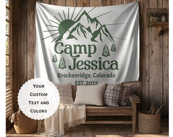 Tapisserie de camp personnalisée avec nom et emplacement | Décoration murale personnalisée pour chalet de montagne | Drapeau de camp familial personnalisé | Bannière du camp Bachelorette