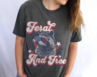 Camiseta de guaxinim selvagem e livre | Camiseta gráfica engraçada de 4 de julho | Camiseta patriótica dos EUA | Camiseta Comfort Colors de 4 de julho