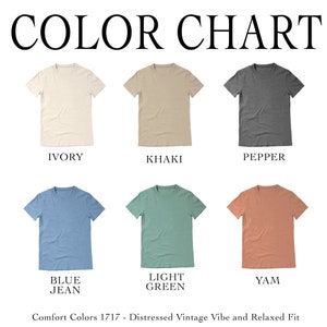 Może przedstawiać: Tabela kolor&oacute;w przedstawiająca sześć r&oacute;żnych kolor&oacute;w koszulek: kremowy, khaki, pieprz, niebieski jeans, jasnozielony i yam. Comfort Colors 1717 - Distressed Vintage Vibe and Relaxed Fit.