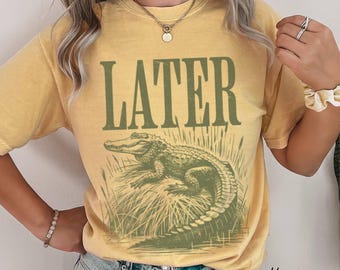Later Gator Shirt | Komfort Farben Graphic Tee | Lustiges Retro T-Shirt mit Alligator | Südliche Slang-Hemd | Vintage Style Unisex T-Shirt