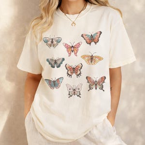 Camiseta vintage con mariposas, camiseta con arte del Museo Botánico, camiseta con estética naturalista cottagecore, camiseta con gráficos naturalistas retro, colores cómodos