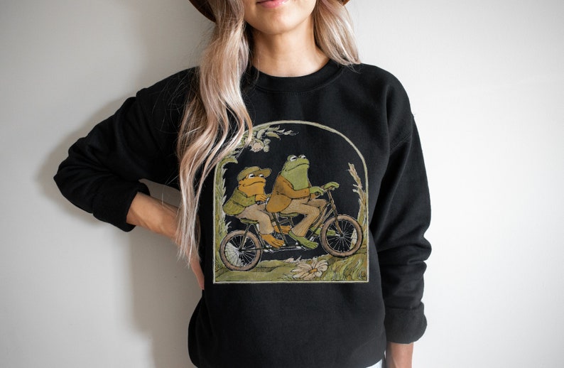 Frog And Toad Crewneck Sweatshirt, Vintage Classic Book Sweatshirt, Cottagecore Aesthetic Black