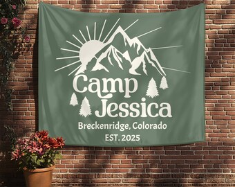 Tapisserie de camp personnalisée avec nom et emplacement | Décoration murale personnalisée pour chalet de montagne | Drapeau de camp familial personnalisé | Bannière du camp Bachelorette