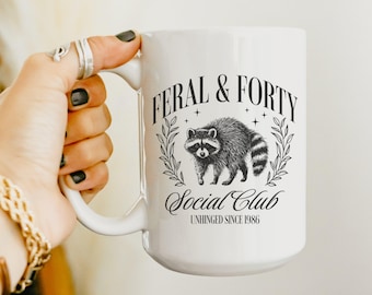 Feral and Forty Tasse - Lustige Waschbär-Kaffeetasse mit Geburtsjahr personalisiert - Geschenk zum 40