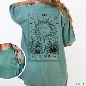 The Sun tarotkaart voor- en achterkant comfortkleuren grafisch T-shirt