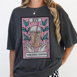 Eiskaffee Shirt Tarot Karte Shirt Geschenk für Kaffee-Liebhaber Die Eiskaffee Tarot Karte Comfort Farben Tshirt