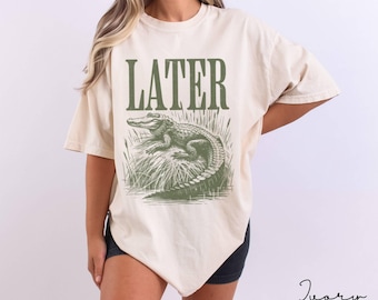 Later Gator Shirt | Komfort Farben Graphic Tee | Lustiges Retro T-Shirt mit Alligator | Südliche Slang-Hemd | Vintage Style Unisex T-Shirt